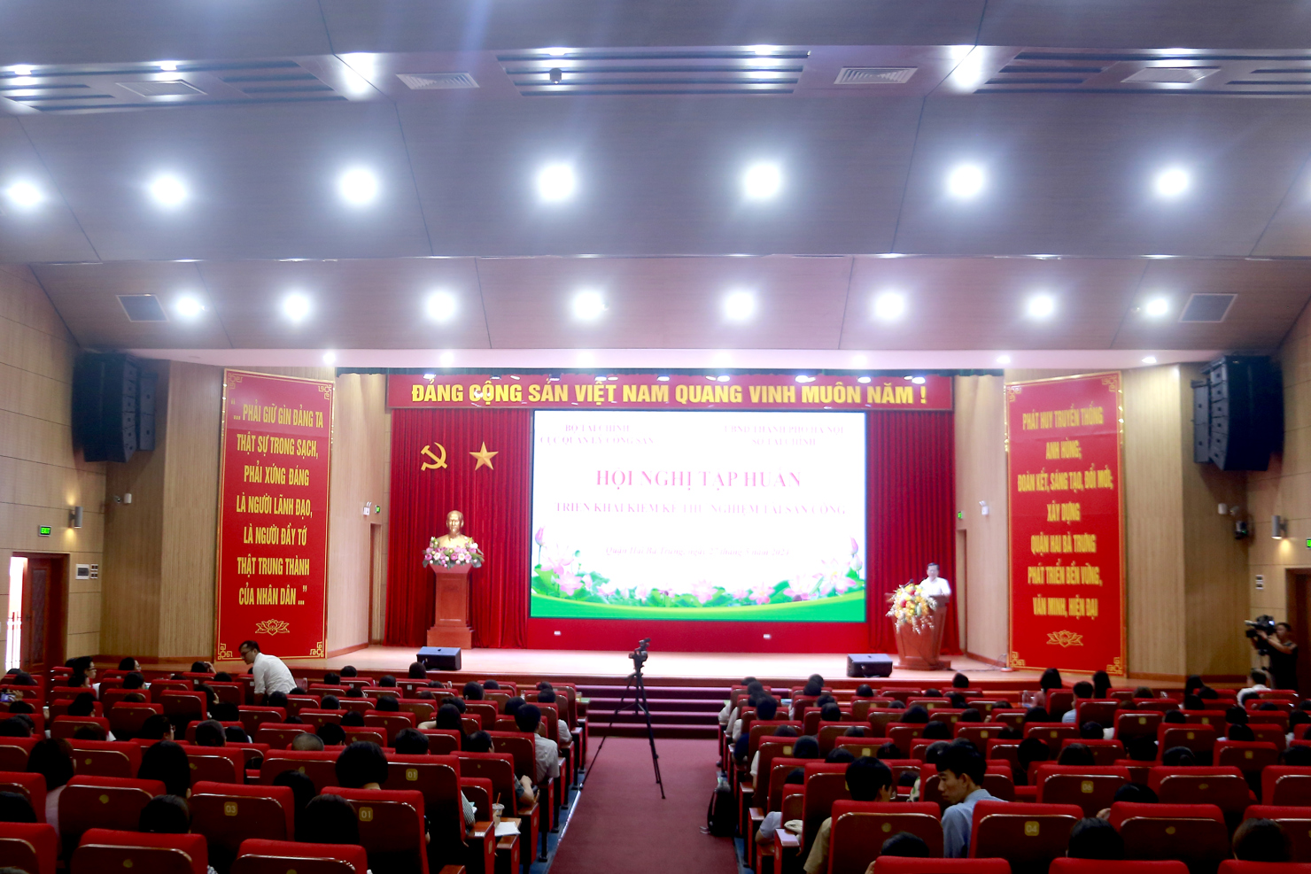 Hội nghị c&oacute; sự tham dự của hơn 350 đại biểu.
