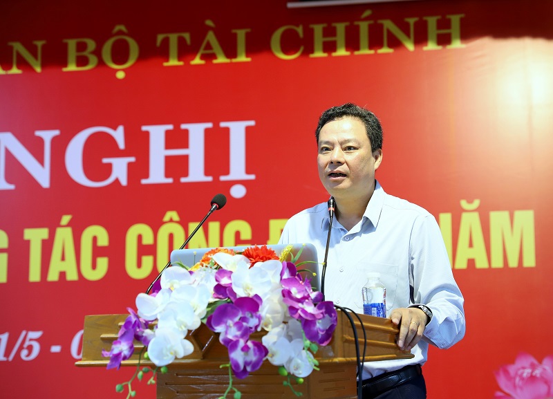 Ph&oacute; B&iacute; thư Thường trực Đảng ủy Bộ T&agrave;i ch&iacute;nh Đỗ Văn Trường ph&aacute;t biểu tại Hội nghị.
