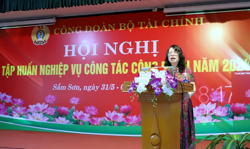 Chủ tịch C&ocirc;ng đo&agrave;n Bộ T&agrave;i ch&iacute;nh Ng&ocirc; Thị Nhung ph&aacute;t biểu khai mạc Hội nghị.