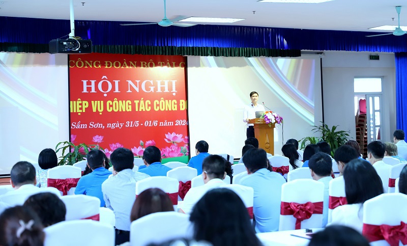 Đồng ch&iacute; Ngọ Duy Hiểu - Chủ tịch C&ocirc;ng đo&agrave;n Vi&ecirc;n chức Việt Nam tr&igrave;nh b&agrave;y chuy&ecirc;n đề "Kỹ năng v&agrave; phương ph&aacute;p tổ chức c&aacute;c hoạt động c&ocirc;ng đo&agrave;n v&agrave; vận động quần ch&uacute;ng trong hoạt động c&ocirc;ng đo&agrave;n" tại Hội nghị.