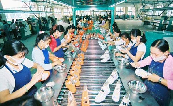 Năng suất lao động thấp đã khiến cho sức cạnh tranh khi tiếp nhận các đơn hàng nước ngoài của doanh nghiệp có những hạn chế nhất định. Ảnh: Internet