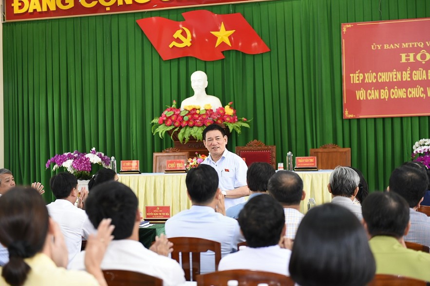 Bộ trưởng Hồ Đức Phớc tiếp xúc với cử tri huyện Hoài Ân, tỉnh Bình Định.