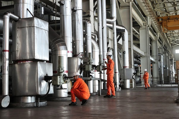 Lực lượng vận hành Nhà máy Nhiệt điện Hải Phòng kiểm tra thiết bị định kỳ.