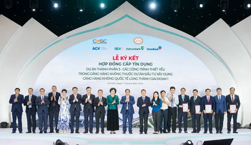Thủ tướng Chính phủ Phạm Minh Chính cùng các đại biểu chụp ảnh lưu niệm và chúc mừng thành công của Lễ ký kết