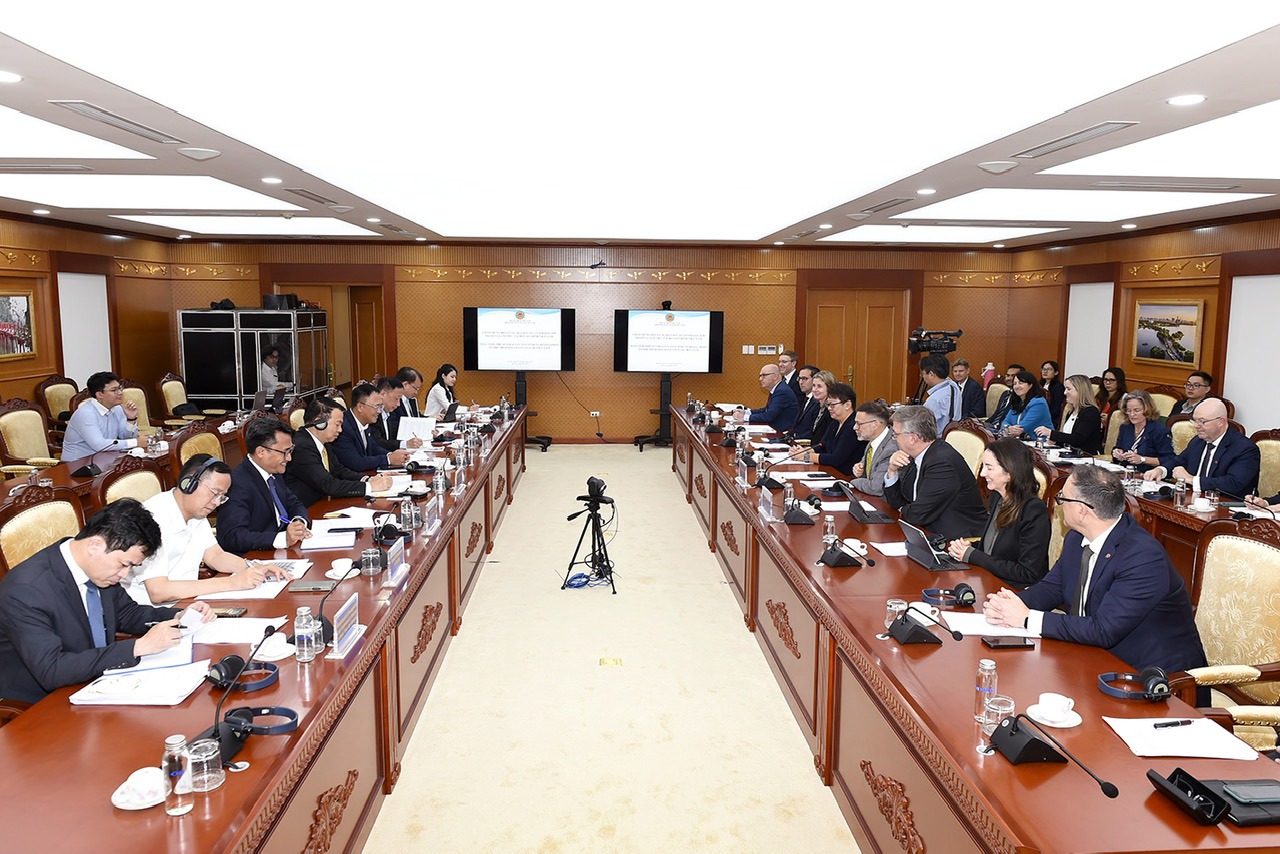 Quang cảnh cuộc làm việc. 
