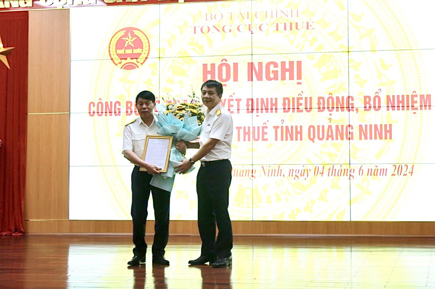 Tổng cục trưởng Mai Xuân Thành trao quyết định điều động ông Hà Văn Trường giữ chức vụ Cục trưởng Cục Thuế Quảng Ninh. Ảnh: TCT.