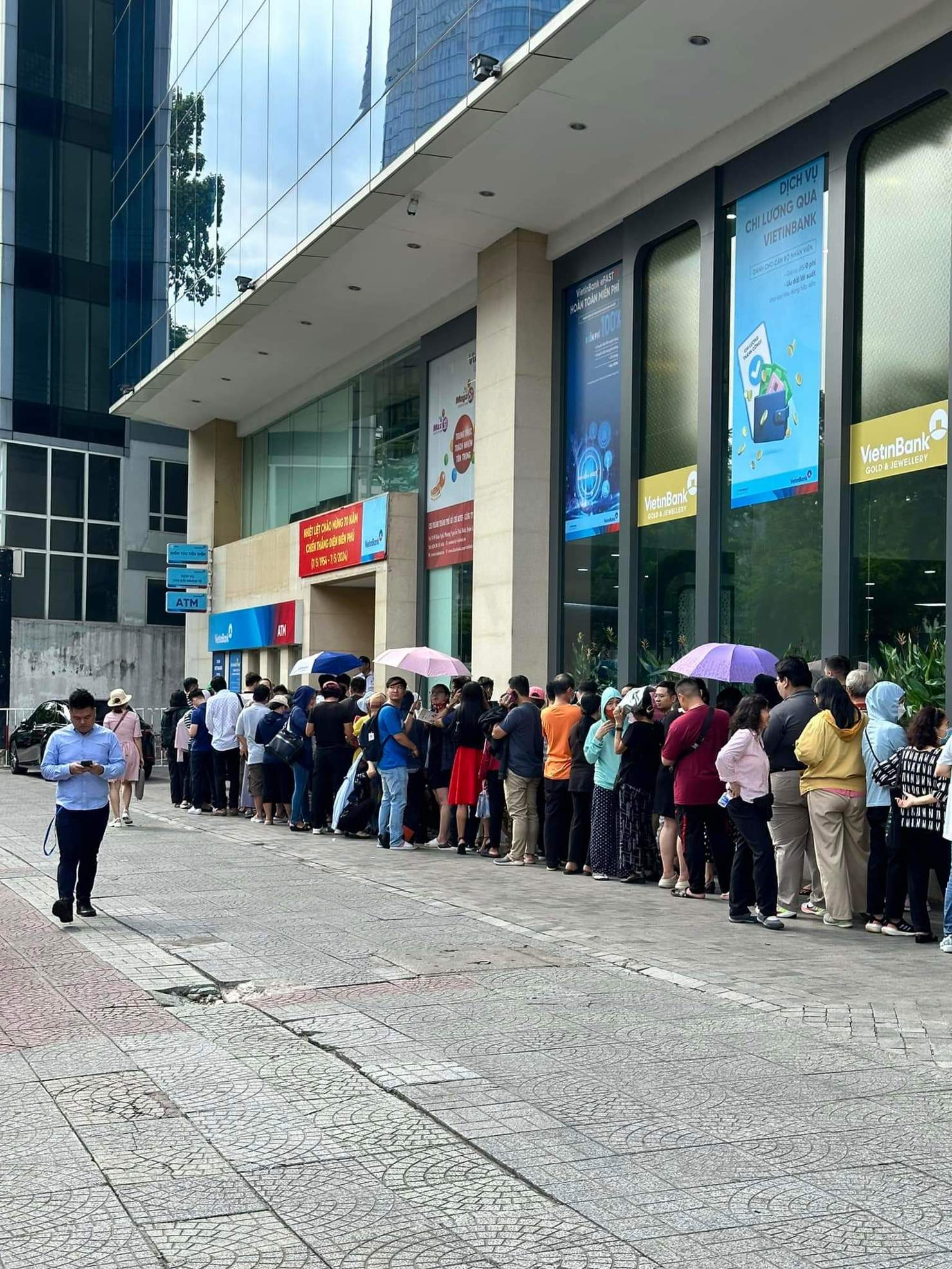 NHNN khuyến cáo người dân nên thận trọng trước quyết định mua vàng, vì giá vàng có thể giảm theo sát giá vàng thế giới. 