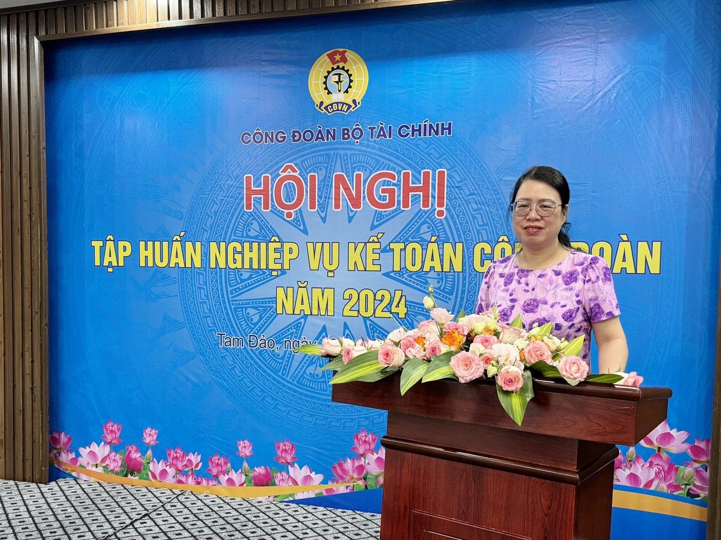 Đồng chí Ngô Thị Nhung - Chủ tịch Công đoàn Bộ Tài chính phát biểu khai mạc Hội nghị tập huấn.