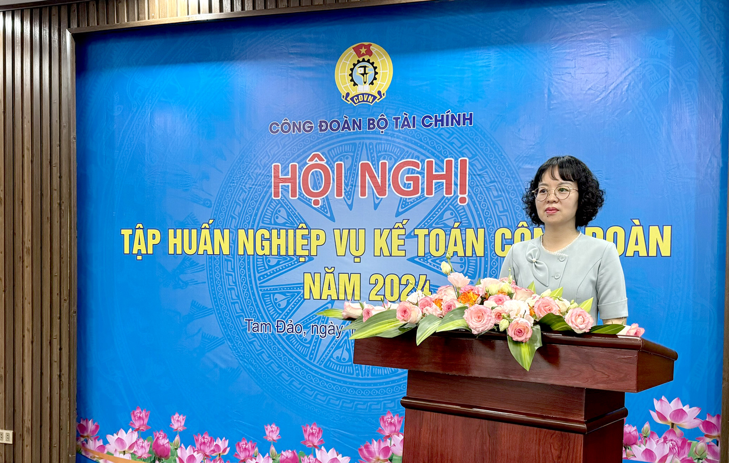 Đồng chí Lê Thị Hạnh – Phó Chủ tịch Công đoàn Bộ Tài chính chia sẻ với các học viên.