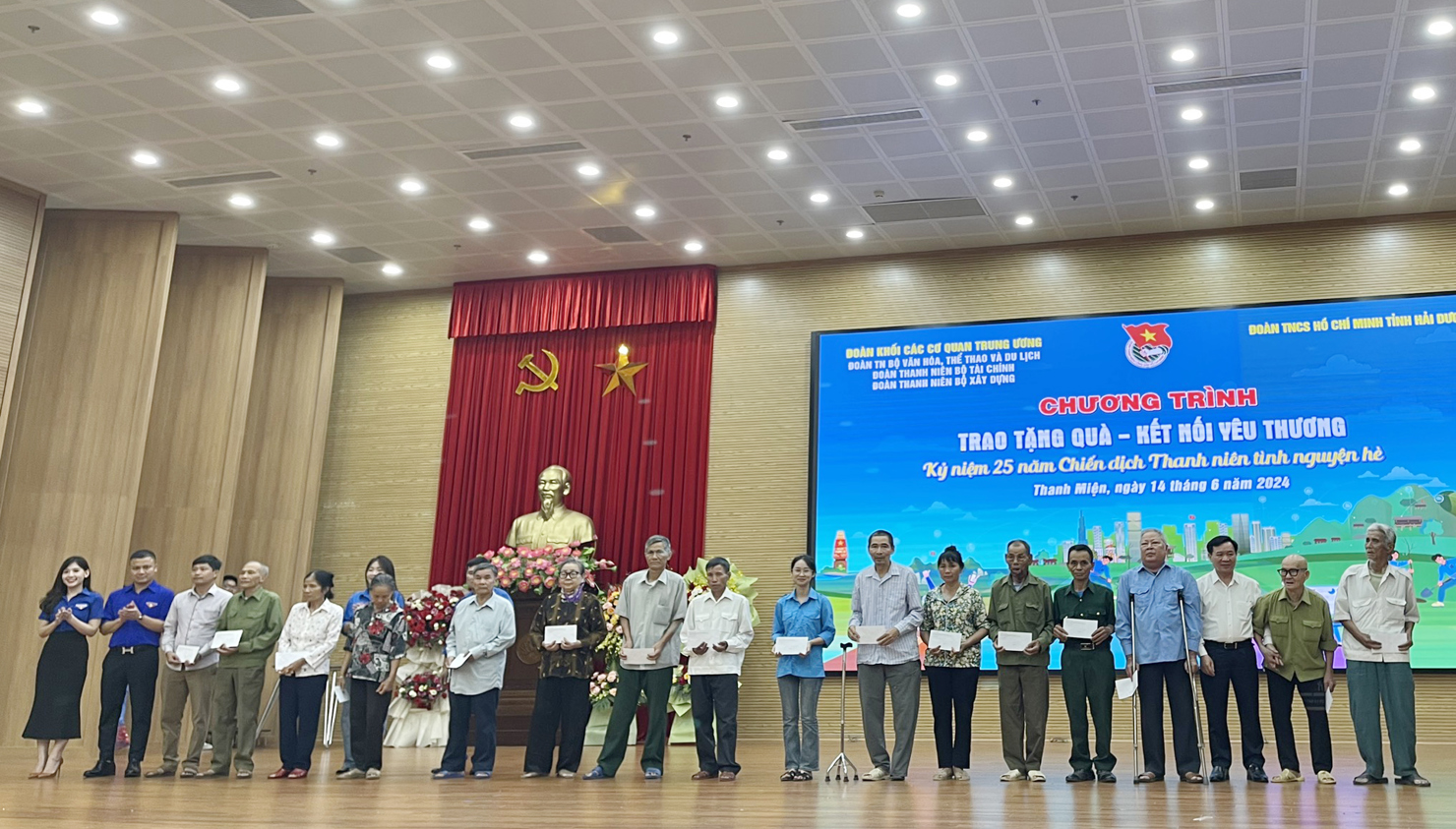 Ban tổ chức trao quà cho các gia đình chính sách, cựu Thanh niên Xung phong trên địa bàn Huyện.