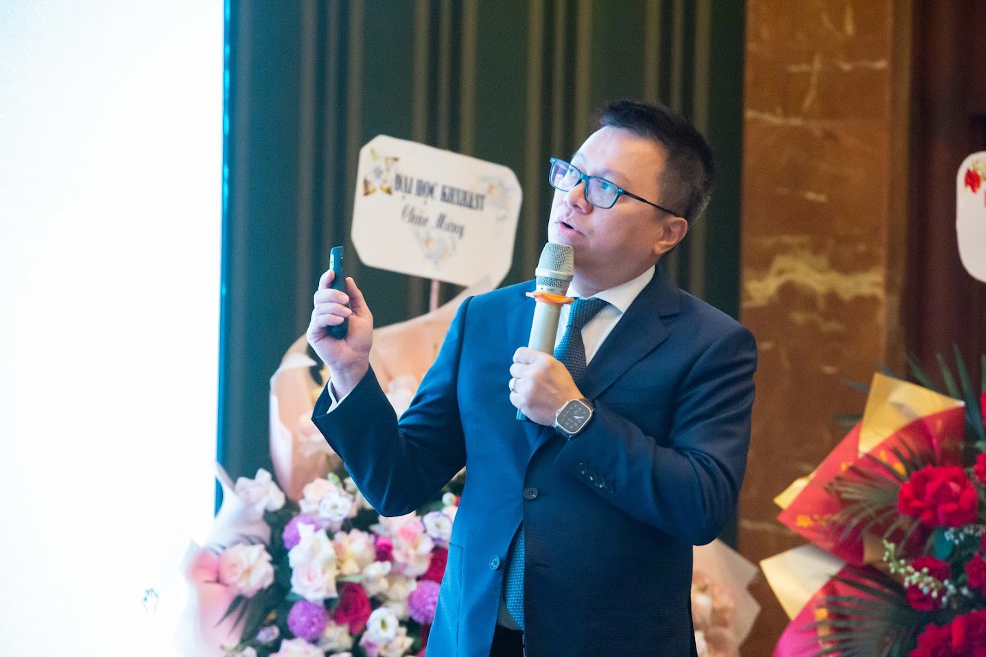 Đồng chí Lê Quốc Minh, Ủy viên Trung ương Đảng, Tổng Biên tập Báo Nhân Dân, Phó Trưởng Ban Tuyên giáo Trung ương, Chủ tịch Hội Nhà báo Việt Nam trình bày tham luận tại hội thảo.
