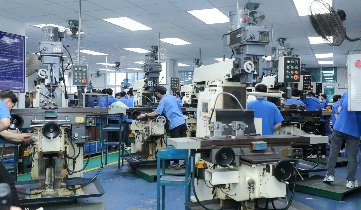 Về mặt kinh tế, &aacute;p dụng hệ thống OHSAS 18000 sẽ gi&uacute;p doanh nghiệp tr&aacute;nh được c&aacute;c khoản tiền phạt do vi phạm quy định ph&aacute;p luật về tr&aacute;ch nhiệm x&atilde; hội. Ảnh: Internet