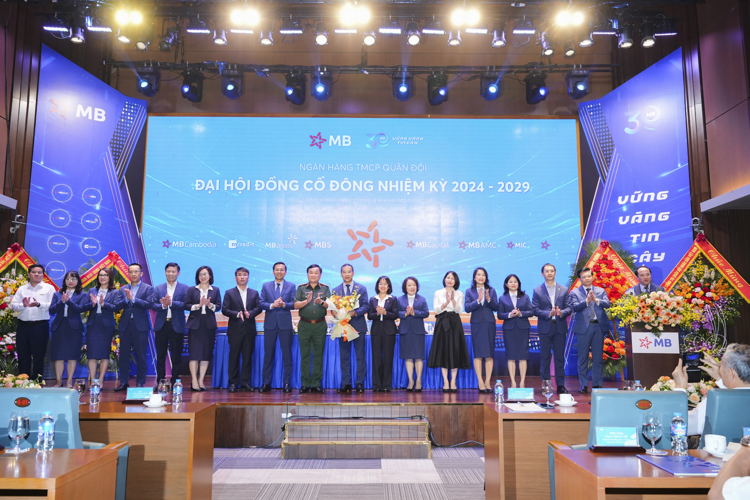 Hội đồng quản trị nhiệm kỳ mới ra mắt.