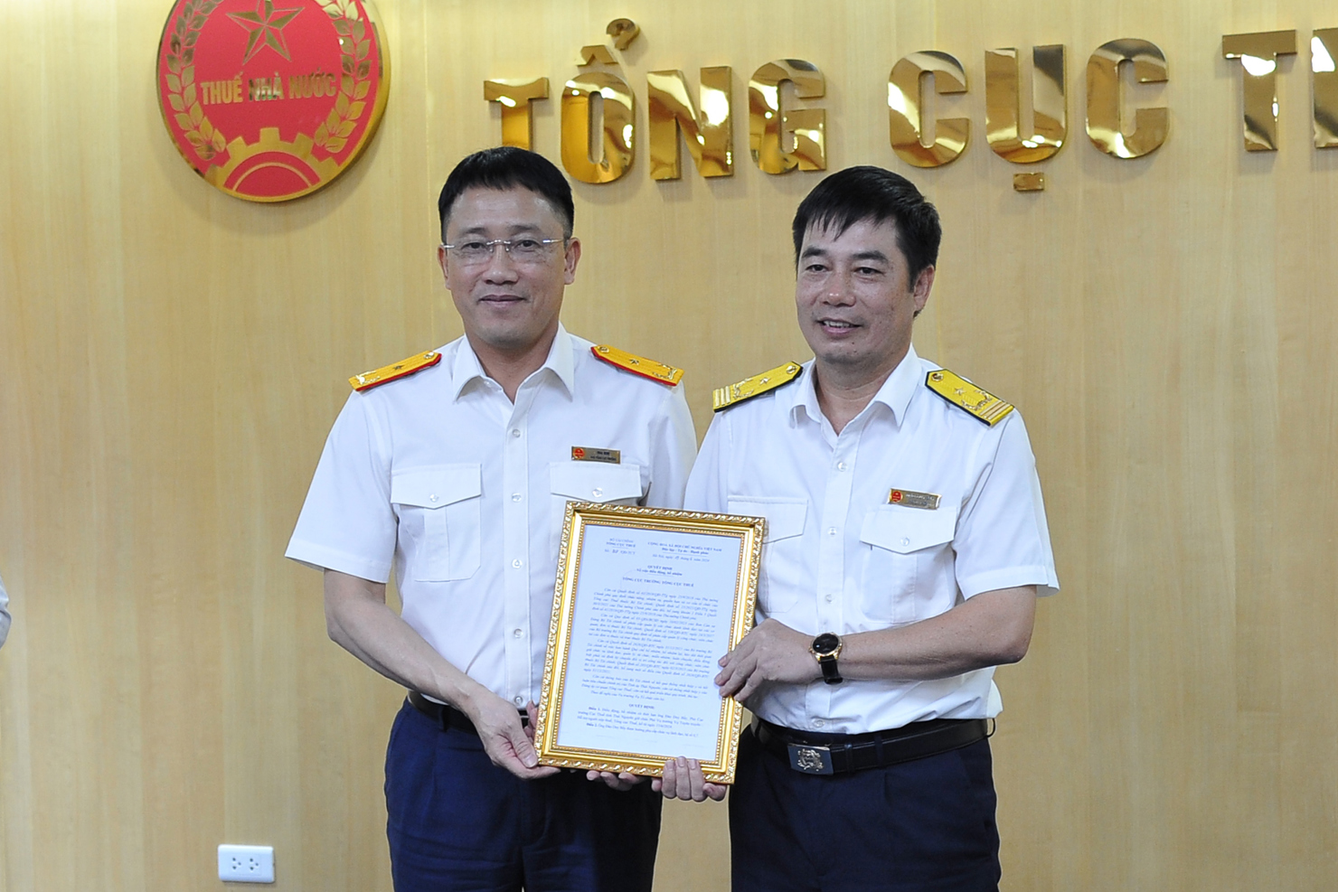 Phó Tổng cục trưởng Mai Sơn trao Quyết định điều động, bổ nhiệm ông Đào Duy Bảy - Phó Cục trưởng Cục Thuế tỉnh Thái Nguyên giữ chức Phó Vụ trưởng Vụ Tuyên truyền và Hỗ trợ người nộp thuế