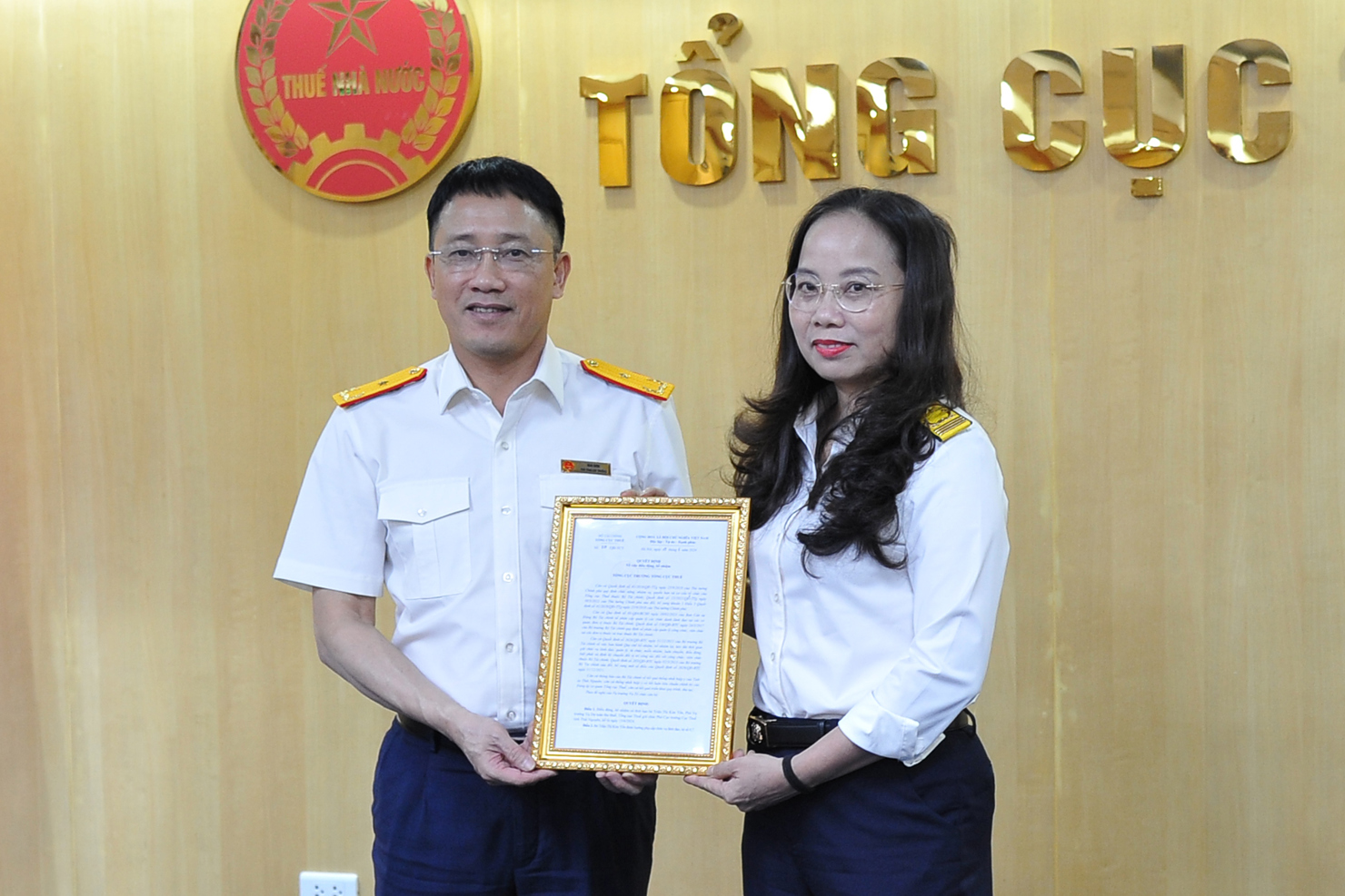 Phó Tổng cục trưởng Mai Sơn trao Quyết định điều động, bổ nhiệm bà Triệu Thị Kim Yến - Phó Vụ trưởng Vụ Dự toán thu thuế giữ chức Phó Cục trưởng Cục Thuế tỉnh Thái Nguyên