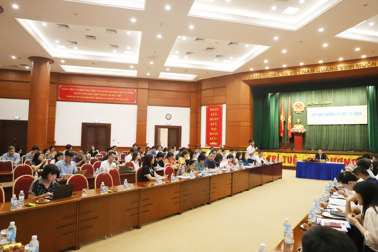 Quang cảnh buổi họp b&aacute;o.