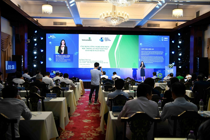 Đại diện Vietcombanh trình bày tham luận tại Hội thảo khai mạc Lễ hội Không tiền mặt 2024 