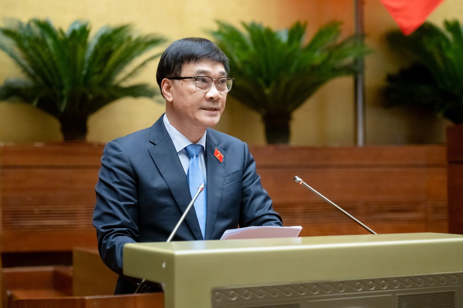 Chủ nhiệm Ủy ban Kinh tế Vũ Hồng Thanh trình bày Báo cáo thẩm tra trước Quốc hội.