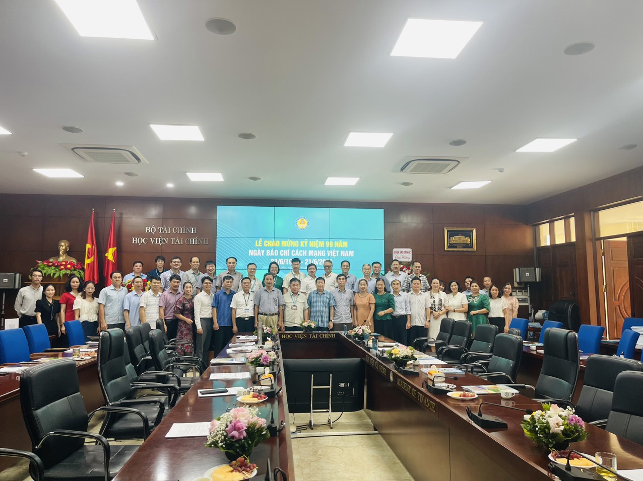 Các đại biểu chụp ảnh lưu niệm tại buổi Lễ.