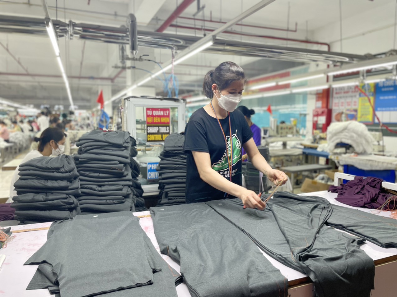 Để gia tăng lợi nhuận, việc nâng cao năng suất, chất lượng sản phẩm là điều mà các doanh nghiệp dệt may ngày càng chú trọng. 