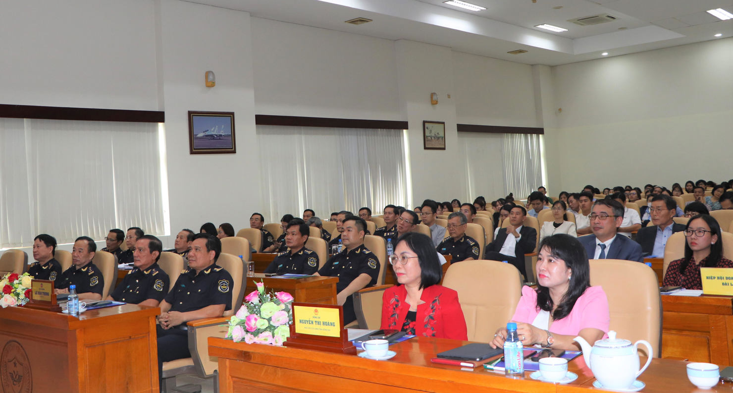 Toàn cảnh hội nghị.