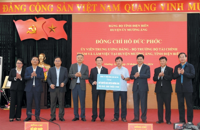Theo chương trình của Đảng ủy và Công đoàn Bộ Tài chính, DATC đã góp sức hỗ trợ xây nhà tình nghĩa cho các hộ gia đình nghèo tại tỉnh Điện Biên. 