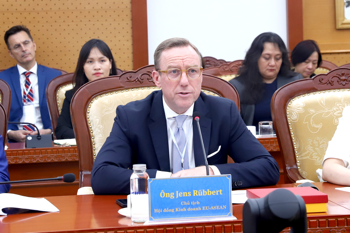 &Ocirc;ng Jens R&uuml;bbert - Chủ tịch EU-ABC chia sẻ tại cuộc l&agrave;m việc.