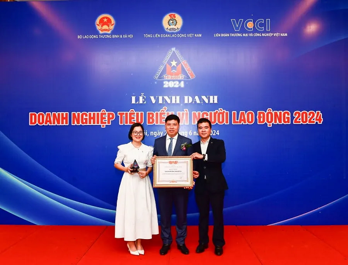 Vietcombank lần thứ 5 liên tiếp vinh dự được vinh danh “Doanh nghiệp tiêu biểu vì người lao động” 