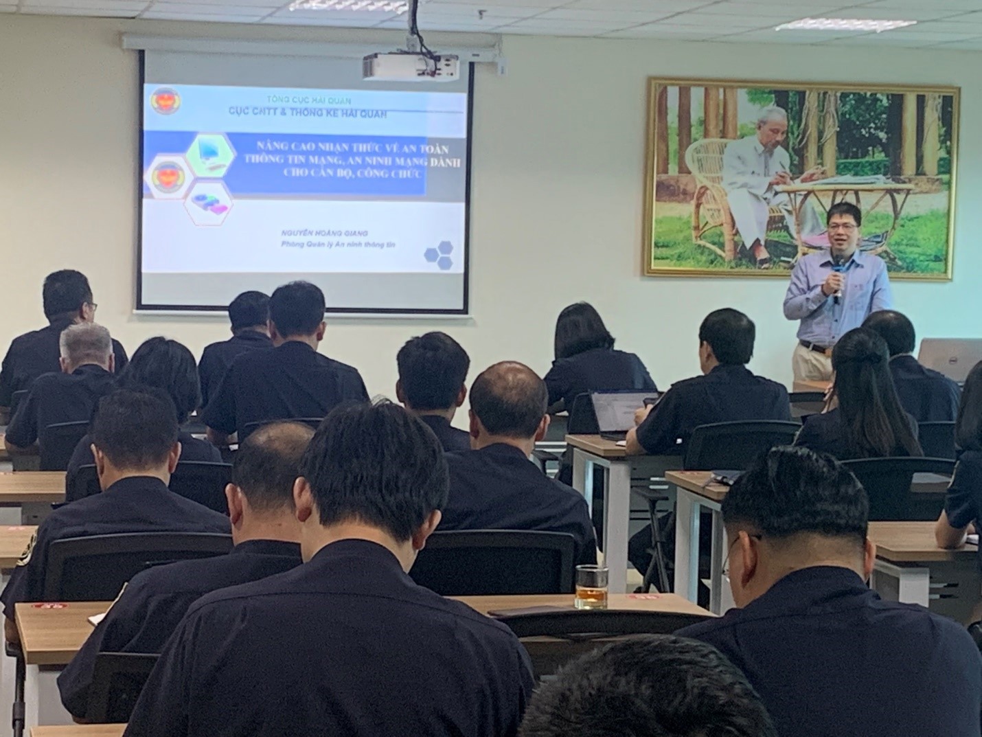 Chuyên gia an ninh thông tin, an ninh mạngcủa Cục Công nghệ thông tin và Thống kê Tổng cục Hải quan truyền tải nội dung đến cán bộ công chức tại buổi tập huấn 