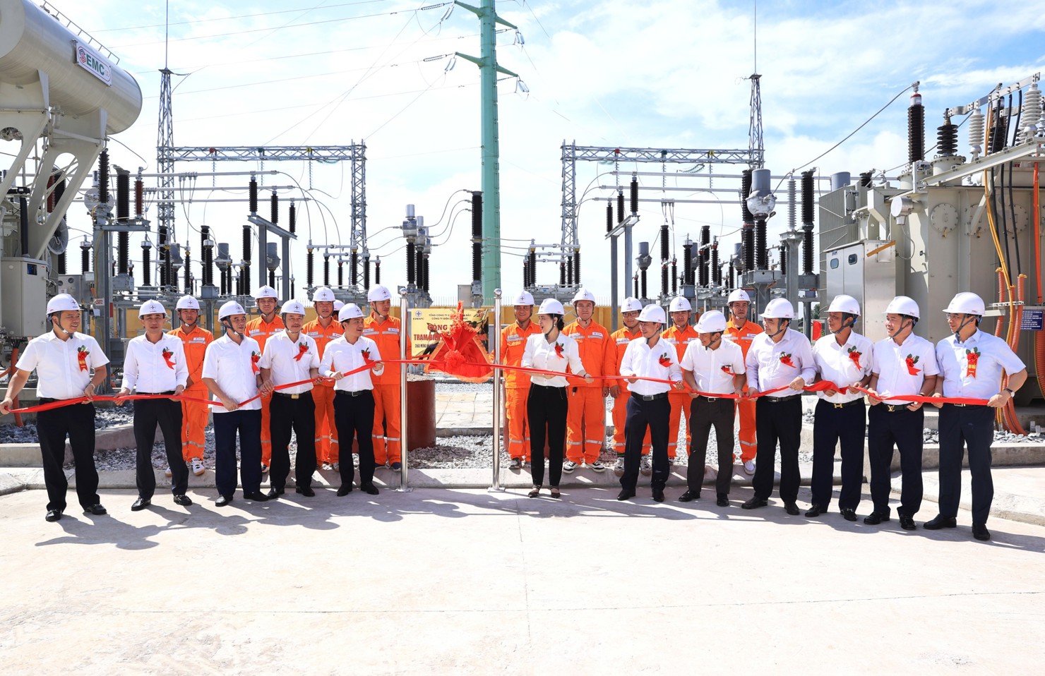 EVNNPC gắn biển công trình TBA 110kV Yên Lạc, Vĩnh Phúc chào mừng 55 năm thành lập Tổng công ty Điện lực miền Bắc (06/10/1969 -06/10/2024).