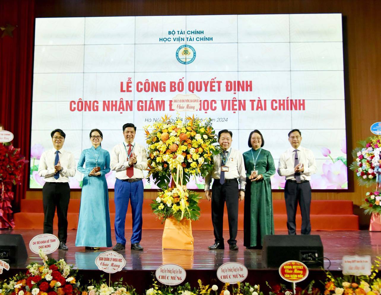 Đại diện Đảng ủy, Hội đồng trường, Ban Gi&aacute;m đốc, Đo&agrave;n thanh ni&ecirc;n, C&ocirc;ng đo&agrave;n Học viện T&agrave;i ch&iacute;nh ch&uacute;c mừng PGS.TS. Nguyễn Đ&agrave;o T&ugrave;ng.&nbsp;