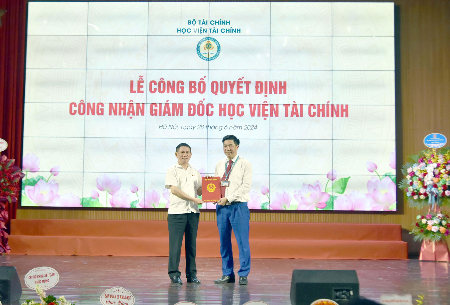 Bộ trưởng Bộ T&agrave;i ch&iacute;nh Hồ Đức Phớc&nbsp;trao quyết định c&ocirc;ng nhận Gi&aacute;m đốc Học viện T&agrave;i ch&iacute;nh cho PGS.TS. Nguyễn Đ&agrave;o T&ugrave;ng.
