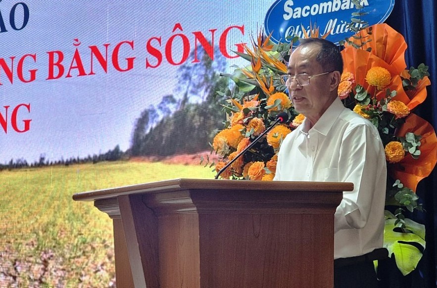 TS. Võ Văn Hải trình bày các phương án xây 2 hồ chứa nước ngọt cho vùng Đồng bằng Sông Cửu Long. Ảnh: TS