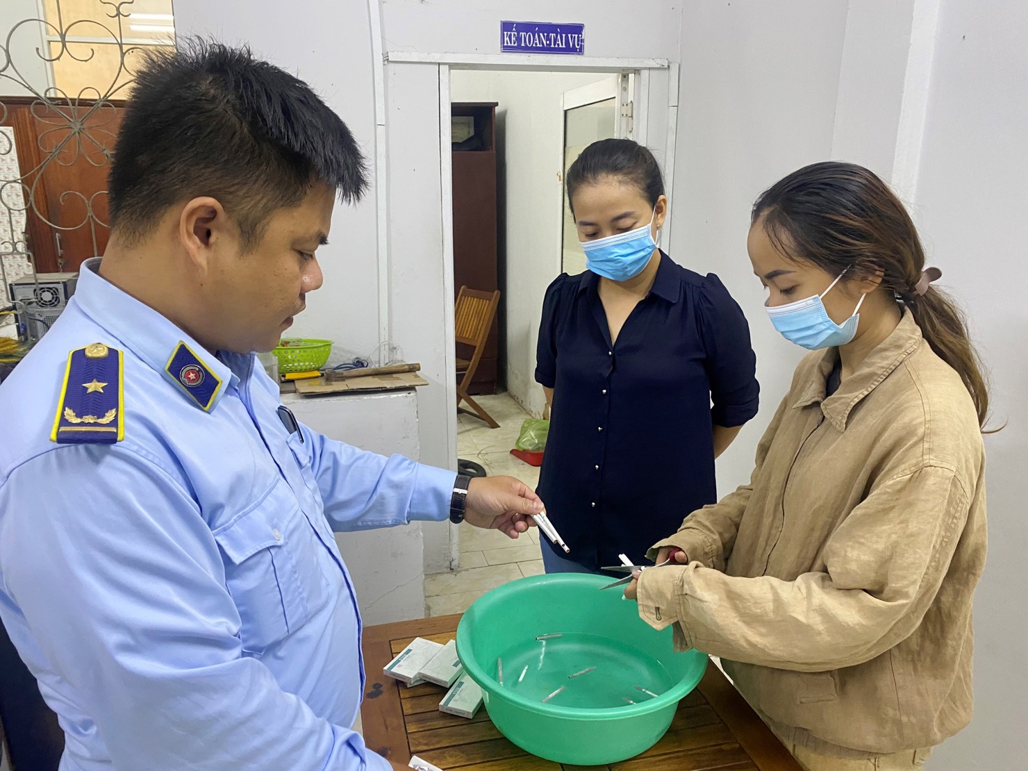 Lực lượng QLTT TP. Đà Nẵng buộc tiêu hủy thuốc lá điếu ngoại nhập lậu 