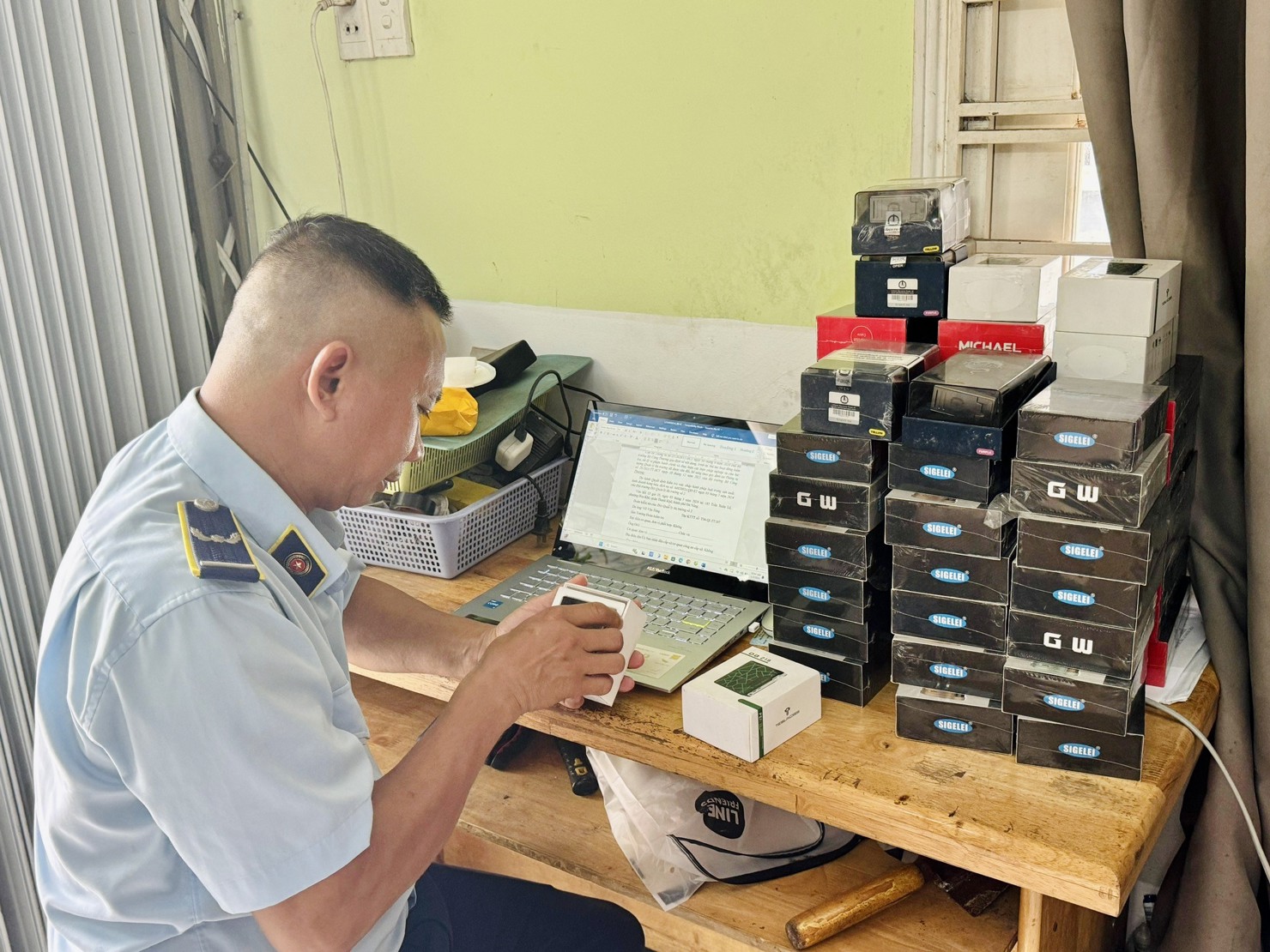 Cục QLTT TP. Đà Nẵng đã tiến hành kiểm tra đột xuất cơ sở kinh doanh thuốc lá điện tử trên địa bàn quận Thanh Khê, TP. Đà Nẵng