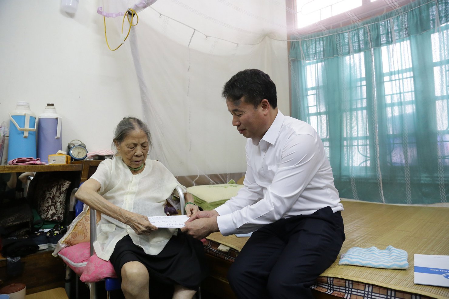Tổng Giám đốc BHXH Việt Nam Nguyễn Thế Mạnh thăm hỏi, trao lương hưu tại nhà cho bà Lương Thị Hai (91 tuổi, phường Yết Kiêu, quận Hà Đông, TP. Hà Nội).