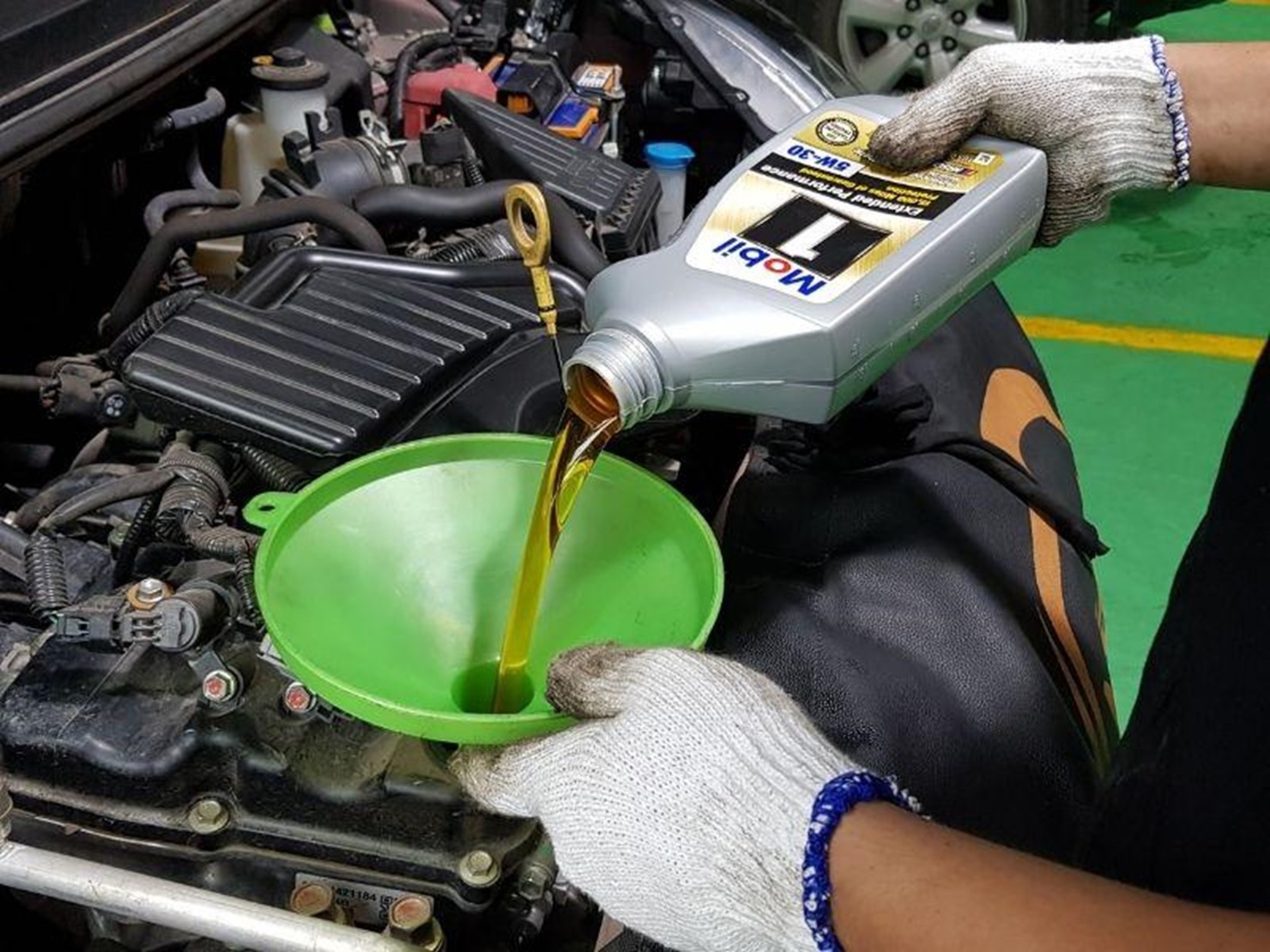 Khi nước vào động cơ, sẽ hòa lẫn vào nhớt làm mất tác dụng bôi trơn của nhớt khiến động cơ bị bó kẹt, hư hỏng