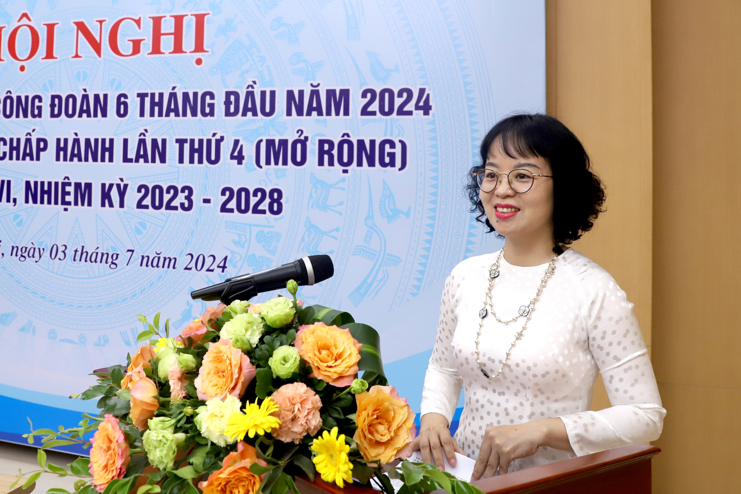 Đồng ch&iacute; L&ecirc; Thị Hạnh - Ph&oacute; Chủ tịch C&ocirc;ng đo&agrave;n Bộ T&agrave;i ch&iacute;nh tr&igrave;nh b&agrave;y B&aacute;o c&aacute;o sơ kết tại Hội nghị.