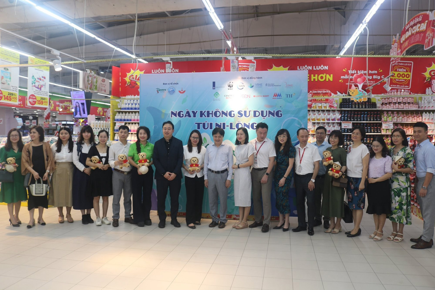 C&aacute;c đại biểu chụp h&igrave;nh tại lễ ph&aacute;t động Ng&agrave;y Kh&ocirc;ng sử dụng t&uacute;i ni-l&ocirc;ng. Ảnh: Minh Hạnh
