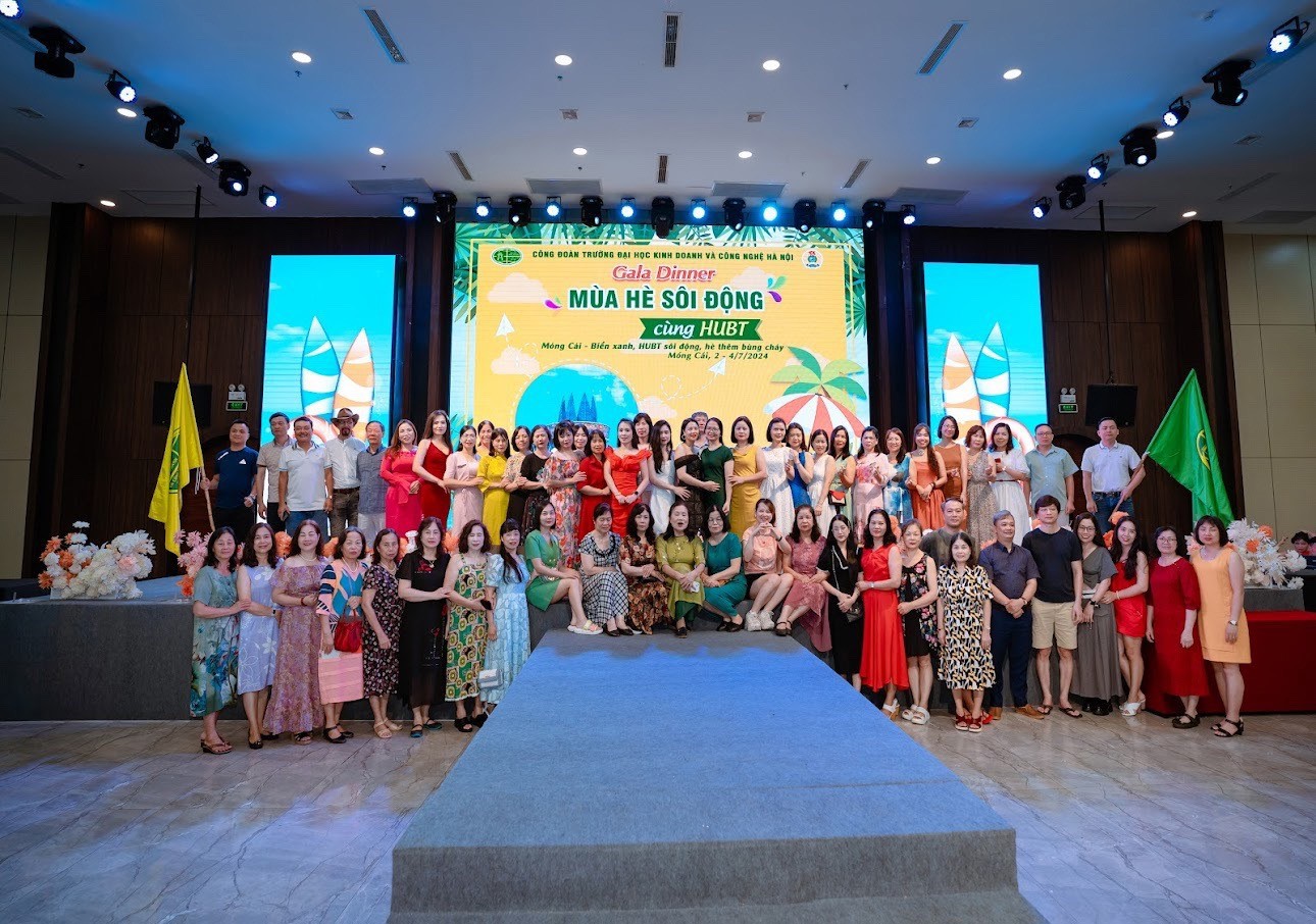 Cán bộ - Giảng viên – Nhân viên chụp ảnh lưu lại kỷ niệm tại Gala dinner