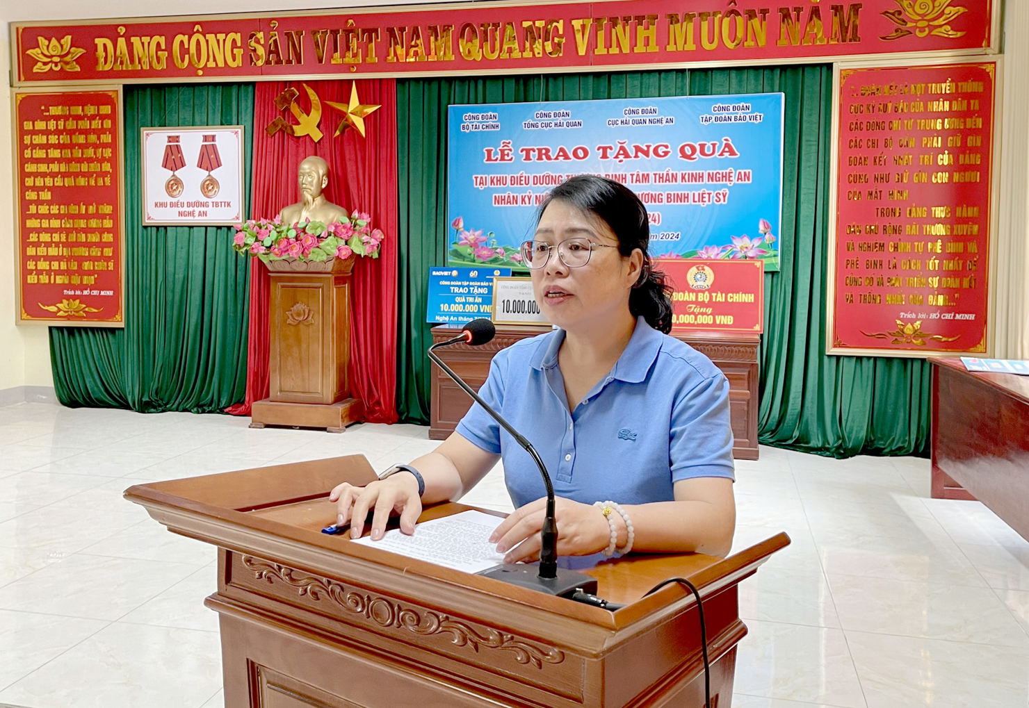 Đồng ch&iacute; Ng&ocirc; Thị Nhung - Chủ tịch C&ocirc;ng đo&agrave;n Bộ T&agrave;i ch&iacute;nh chia sẻ t&igrave;nh cảm, sự tri &acirc;n lớn đối với c&aacute;c thương, bệnh binh.