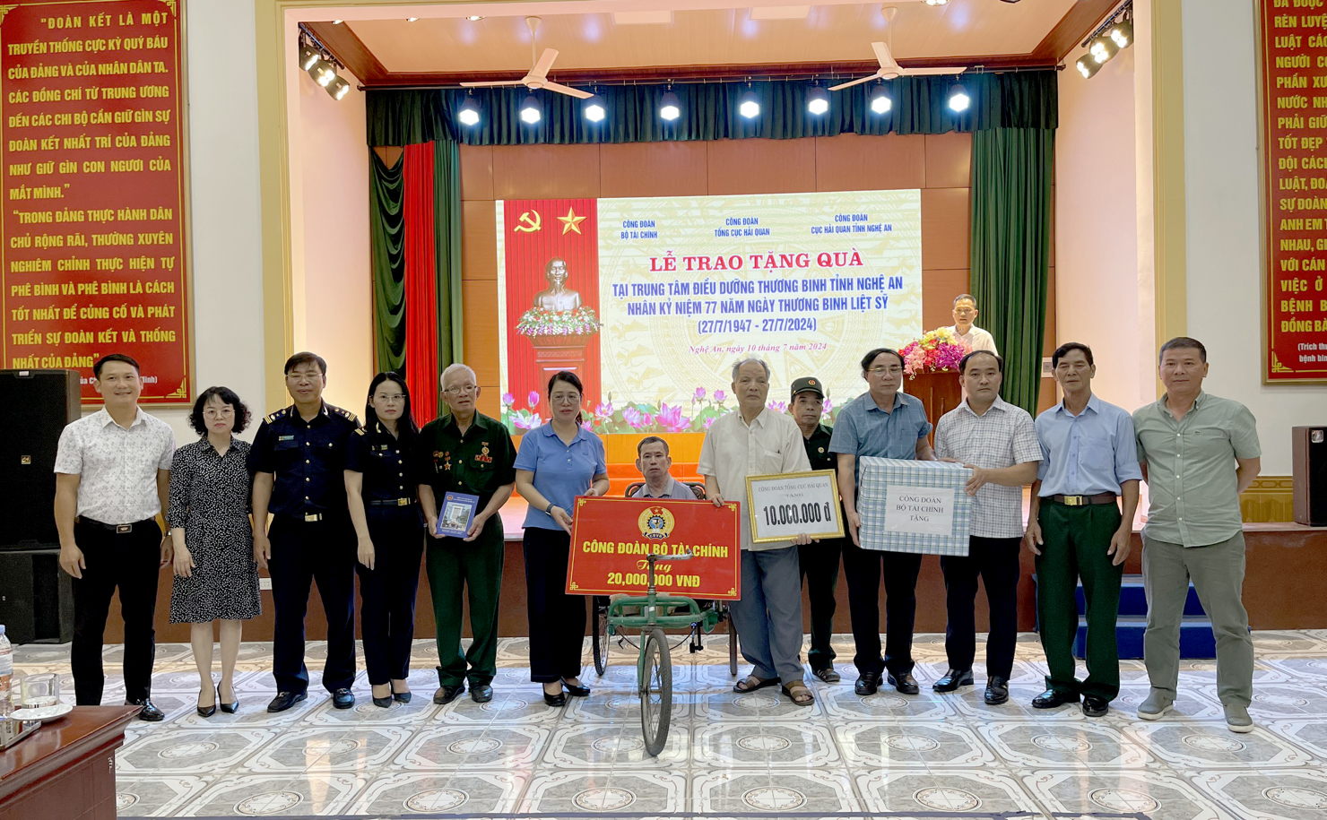 C&ocirc;ng đo&agrave;n Bộ T&agrave;i ch&iacute;nh tặng qu&agrave; tại&nbsp;Trung t&acirc;m điều dưỡng Thương binh Nghệ An.