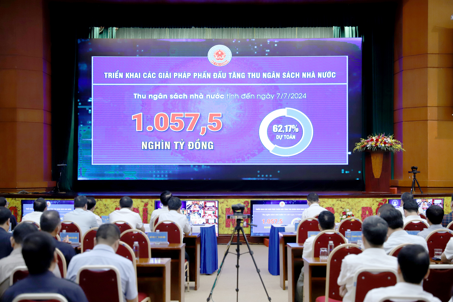 C&aacute;c đại biểu dự Hội nghị xem video về kết quả đạt được của ng&agrave;nh T&agrave;i ch&iacute;nh trong 6 th&aacute;ng đầu năm 2024.&nbsp;Ảnh: Văn Trường