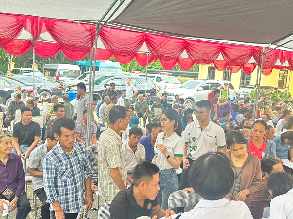 Các đoàn viên tham gia hoạt động khám chữa bệnh, tặng quà nhân đạo 