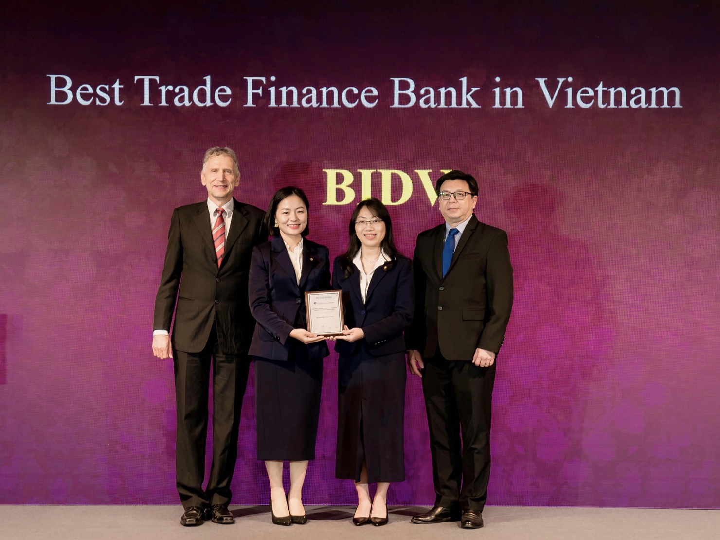 Bà Đặng Hoài Ly – PGĐ Trung tâm Tác nghiệp Tài trợ Thương mại BIDV và bà Phạm Minh Châu – PGĐ Ban Chính sách Sản phẩm Bán buôn BIDV nhận giải thưởng