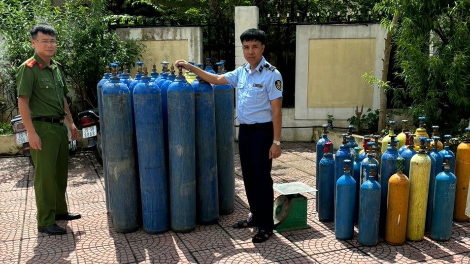 Lực lượng chức năng của Hà Nội, đang tiến hành kiểm tra bình khí cười và bóng cười không rõ nguồn gốc xuất xứ tại huyện Thanh Trì.