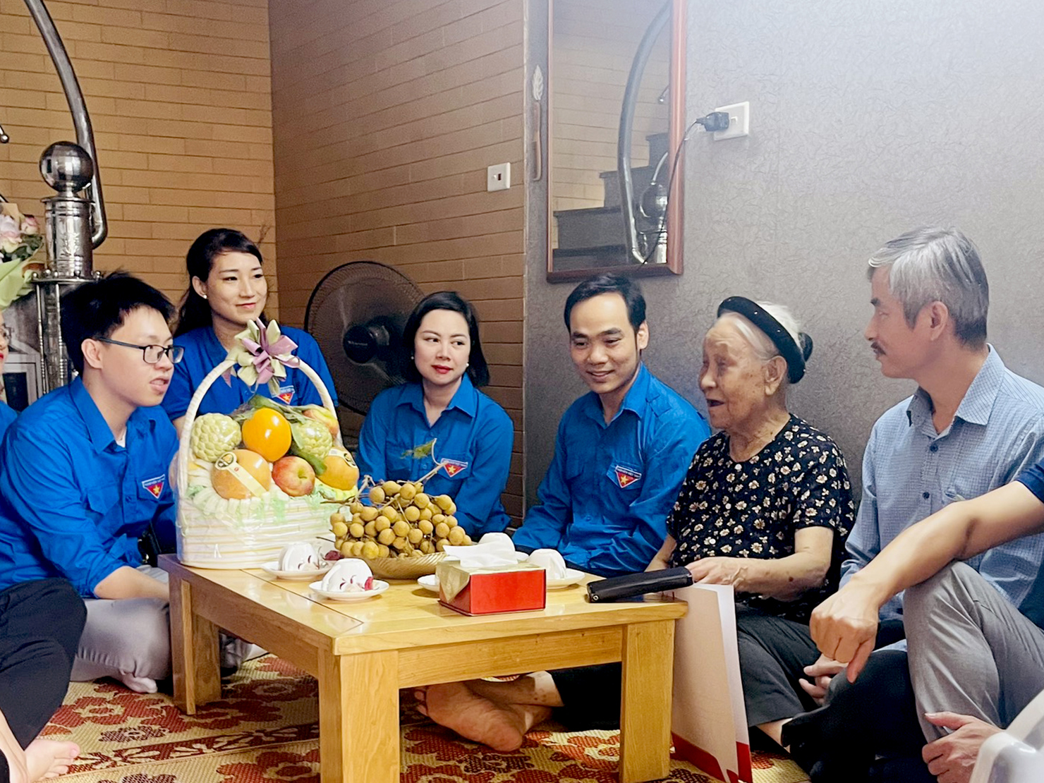 C&aacute;c đo&agrave;n vi&ecirc;n Chi đo&agrave;n Tạp ch&iacute; T&agrave;i ch&iacute;nh&nbsp;thăm hỏi, tr&ograve; chuyện, chia sẻ với Mẹ Việt Nam Anh h&ugrave;ng C&ocirc;ng Thị M&ugrave;i.