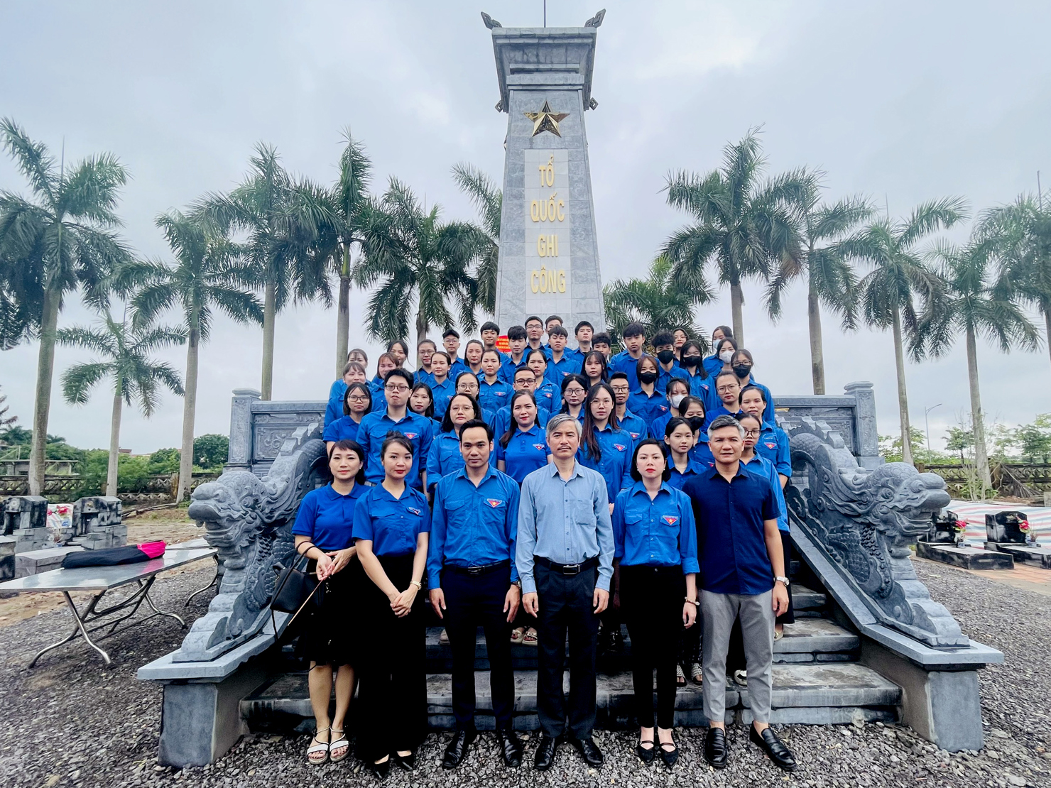 Đo&agrave;n Thanh ni&ecirc;n Tạp ch&iacute; T&agrave;i ch&iacute;nh v&agrave; Đo&agrave;n Thanh ni&ecirc;n x&atilde; Ti&ecirc;n Dương&nbsp;d&acirc;ng hoa, d&acirc;ng hương tại Nghĩa trang Liệt sỹ huyện Đ&ocirc;ng Anh, H&agrave; Nội.