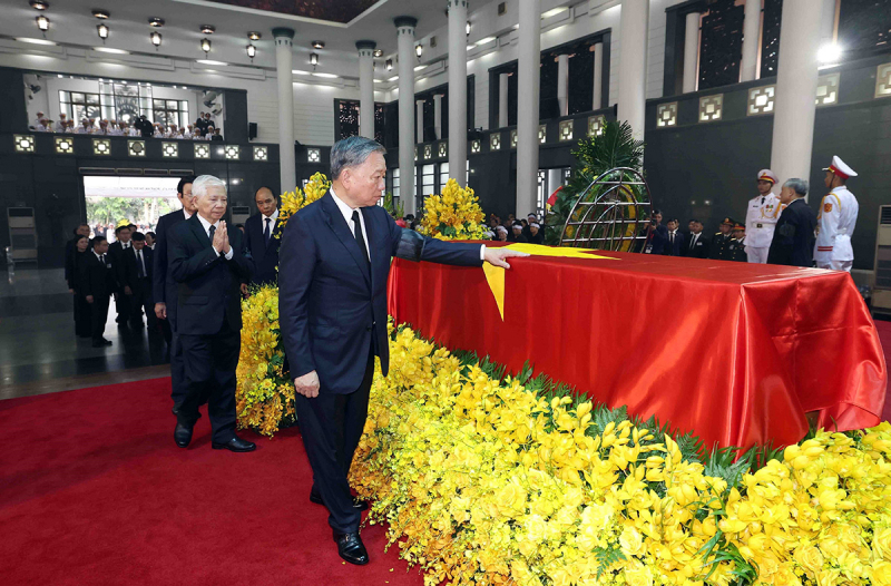 Đo&agrave;n Chủ tịch nước Cộng h&ograve;a X&atilde; hội Chủ nghĩa Việt Nam do Ủy vi&ecirc;n Bộ Ch&iacute;nh trị, Chủ tịch nước T&ocirc; L&acirc;m l&agrave;m Trưởng đo&agrave;n v&agrave;o viếng v&agrave; chia buồn c&ugrave;ng gia đ&igrave;nh. Ảnh: TTXVN