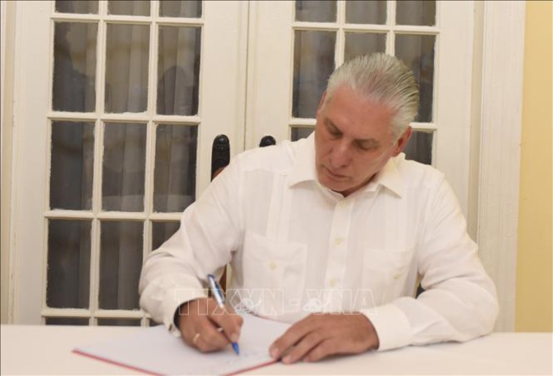 Bí thư thứ nhất Ban Chấp hành Trung ương Đảng, Chủ tịch Cuba Miguel Díaz-Canel Bermúdez ghi sổ tang.